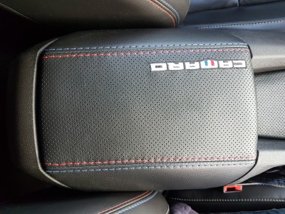 accoudoir central_Nr_1_logo camaro couture sens de la console[1].jpg