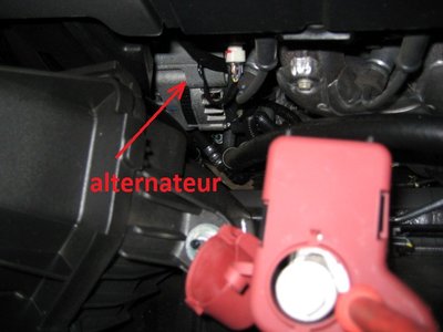 Alternateur et plus batterie - vue de dessus moteur (forum).jpg