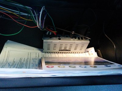 cerveau du parrot c'est là ou tous les câbles partent et viennent. J'ai choisi de le mettre dans la boite à gants