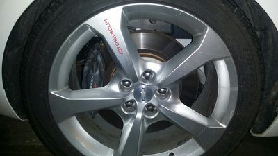 Chevy rouge sur jante