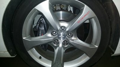 Chevy rouge sur jante