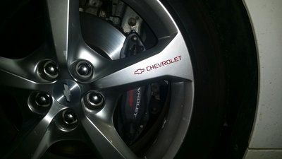 Chevy rouge sur jante