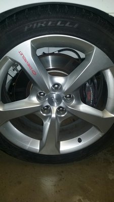 Chevy rouge sur jante